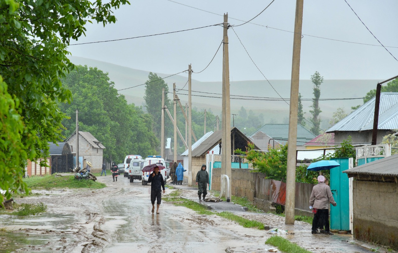 Погода в шымкенте по часам. Город Ленгер в Казахстане. Шымкент окраина. Чимкент затопило. Биринши мамыр Толебийский район.